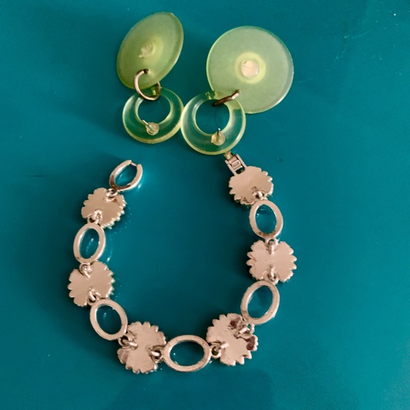 💚 Pretty Yellow & Green Flower Bracelet & Retro Green Circle Dangles 💚 - Picture 5 of 6
